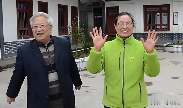 2005年，外交官朱敏才退休后，不顾儿女的阻拦，带着妻子离开家，这一走，杳无音信