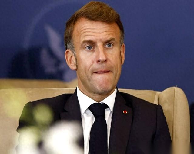 一个30多岁的男人，开着车，疯了一样冲向人群。
撞了10个人，有走路的，有骑车的