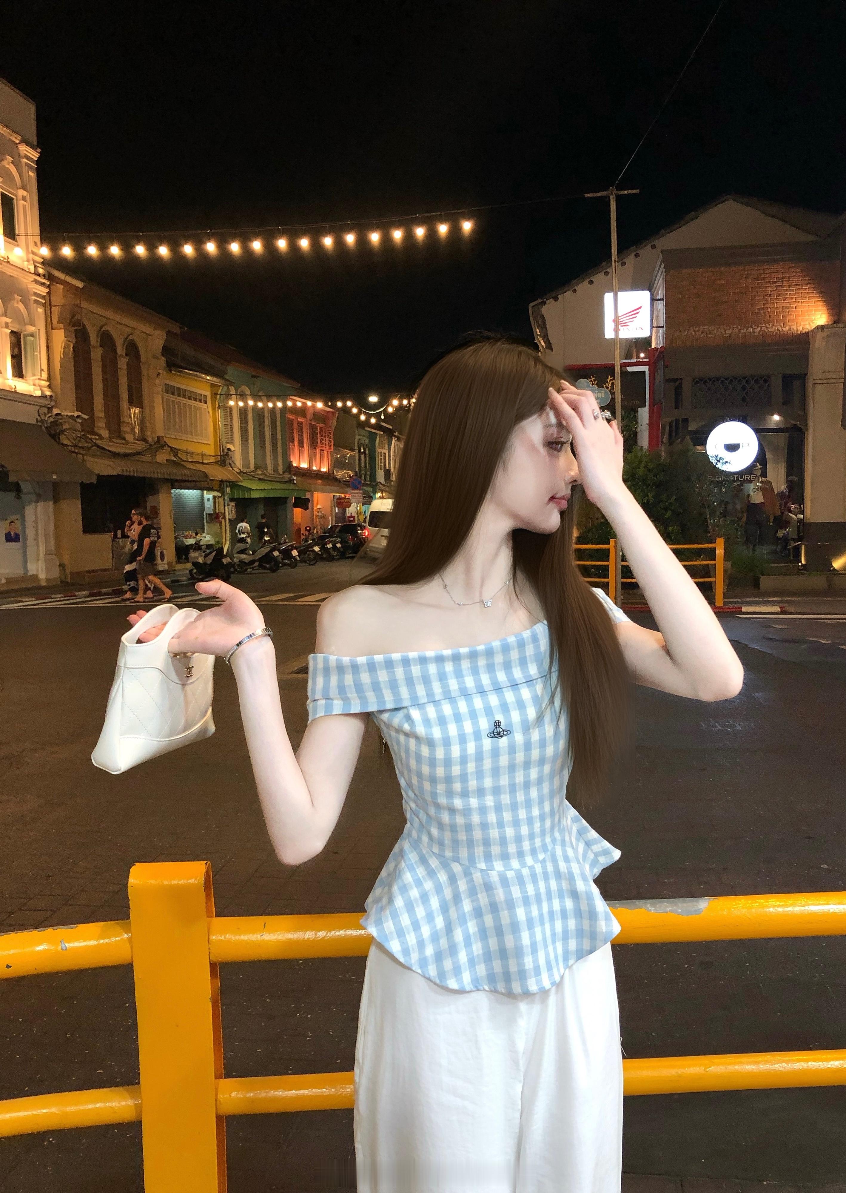 很时髦滴西太后viv*漏肩衬衫慵懒松弛氛围 搭亚麻裤舒适洋气 版型拿捏到位显瘦组