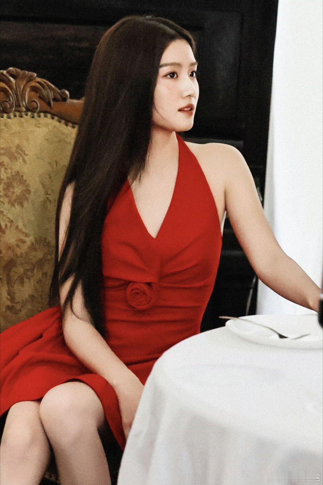 卢昱晓红裙卢昱晓这袭红裙，是误入人间的红玫瑰，热烈又娇俏。挂脖设计衬得肩颈线条优