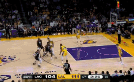 詹姆斯助浓眉反击重扣，帮助湖人锁定胜利
北京时间11月2日，湖人与快船的比赛进行