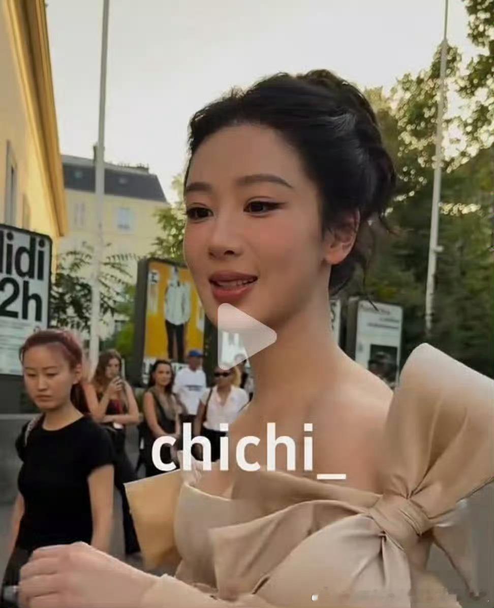 杨紫皮肤 以为开了磨皮 像剥了壳的水煮蛋，水嫩嫩的杨紫公主裙下面是洞洞鞋