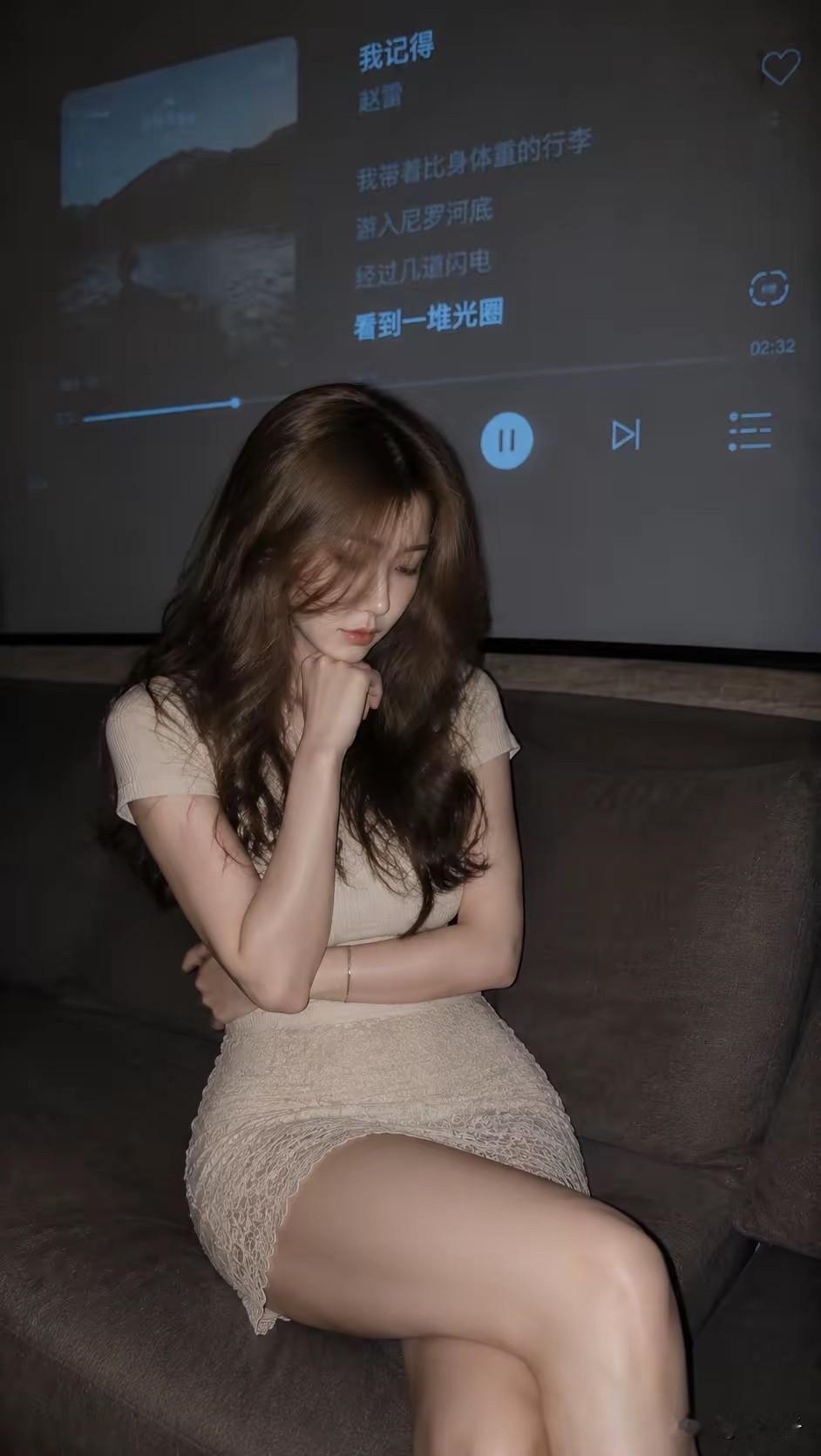 多情的人喜欢午后
孤独的人喜欢深夜