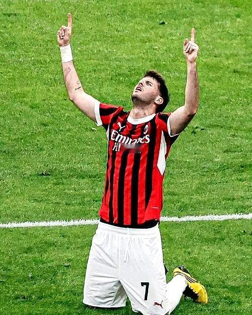 国米这回悬了，三条线都有人倒下。

右路大闸邓弗里斯因伤缺席，他可是近3次德比场