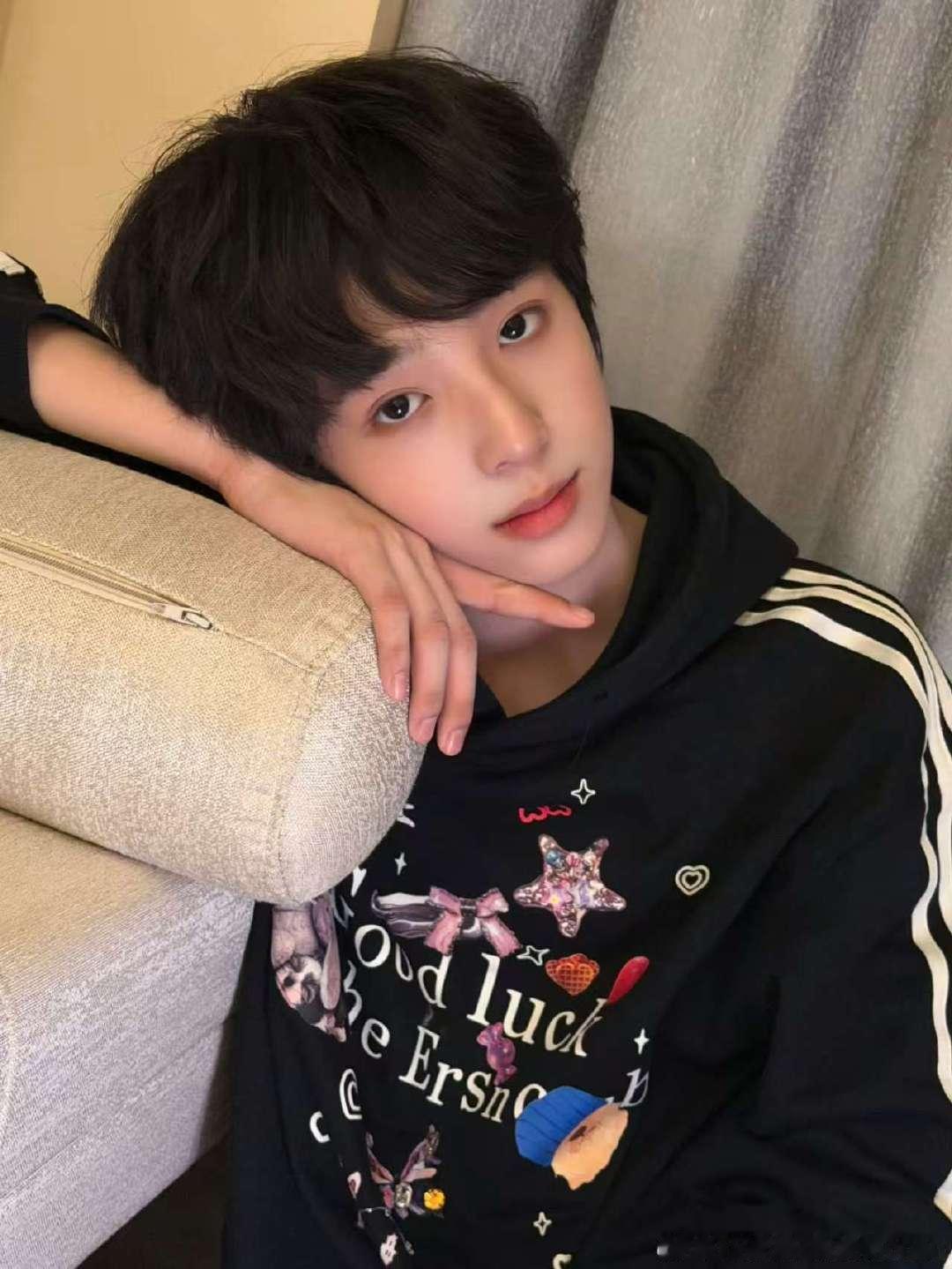 陈浚铭小狗感营业照陈浚铭其实还可以的照片陈浚铭其实还可以吧~那是相当可以了！ 