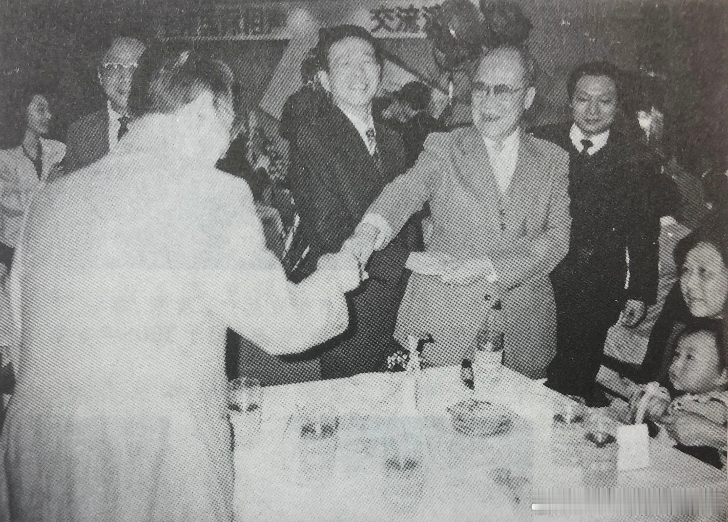 1989年侯宝林与姚慕双、周柏春双双握手历史影像