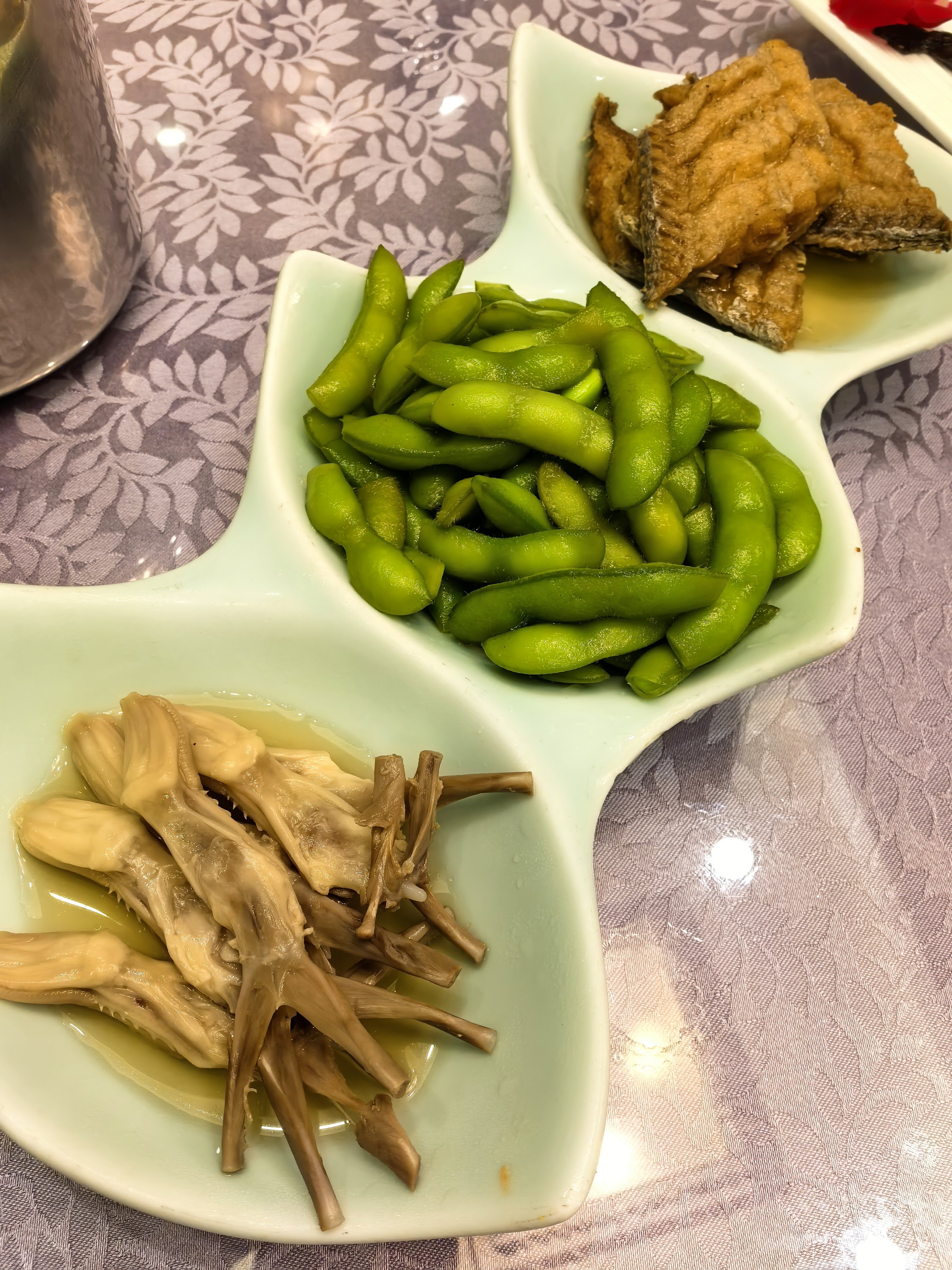 老表说把买彩票的钱请我吃饭，酥鲫鱼，糟卤三宝，芥末墩，海蜇捞鸡，糖醋脆骨排骨，醋