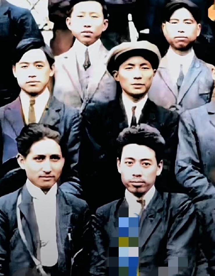 这是几个伟人年轻时的合影照片。你能说出几个来吗？