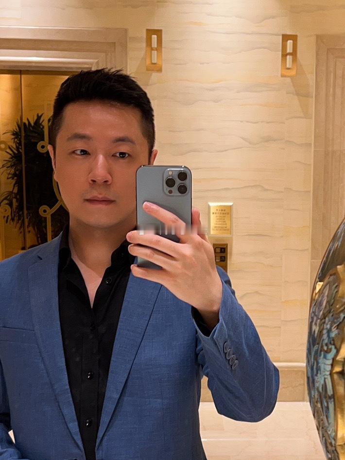 咱不懂就问：奔3️⃣叫大叔那么奔4️⃣叫什么？#正装写真集[超话]##介绍一个小