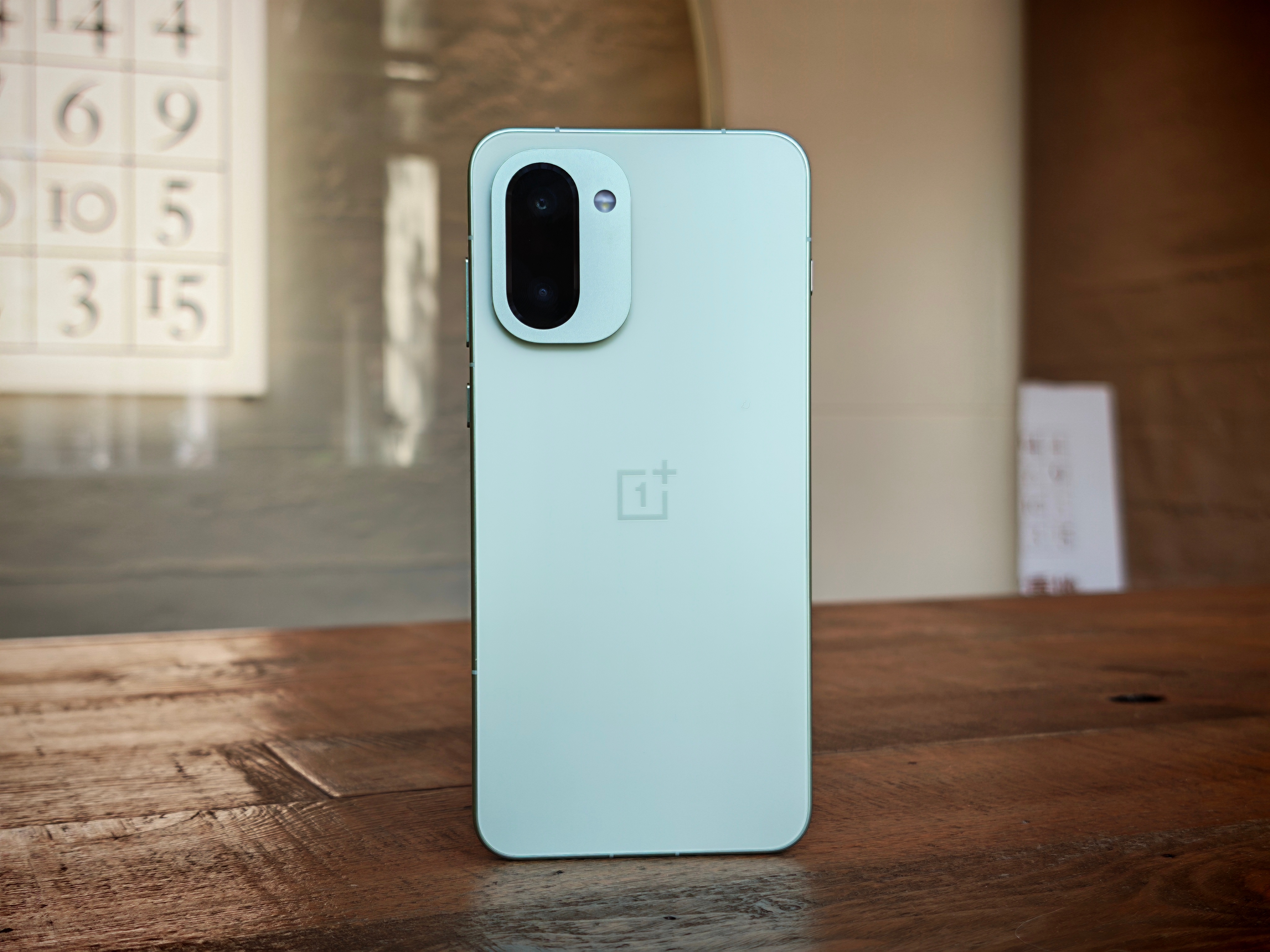 我收到的这台一加Ace6T是掠影绿配色的，整体质感真的很棒，一加最近这两年把手机