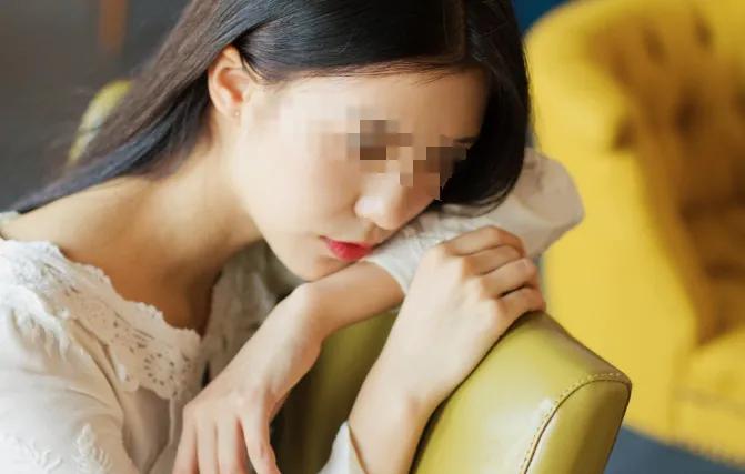 河南洛阳，十几岁的女孩在家洗澡时，发现继父偷偷在卫生间安装了微型摄像头，女孩随后