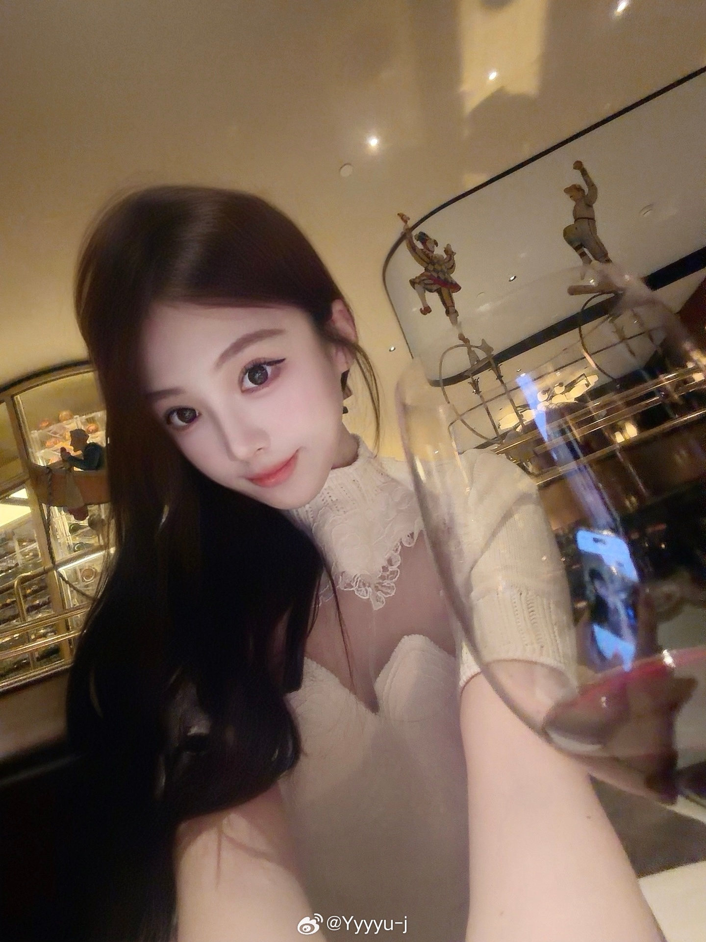 去巴黎几天都下雨☔️漂亮饭每顿都好难吃好贵 但也摘星了🌟住白马几天丢了一叠现金