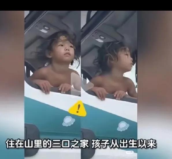 这小孩看着实在是让人担心，父母一年四季都不给他穿衣服，像犬类一样四肢行走，吃饭也