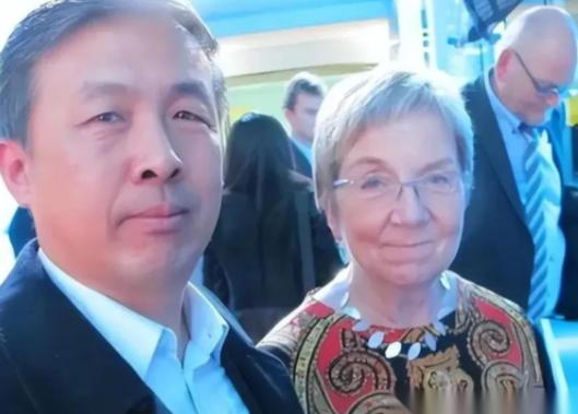 “晚一秒就万劫不复！中国该立刻向美国低头，交出发展权才能保命！” 很多人现在再回