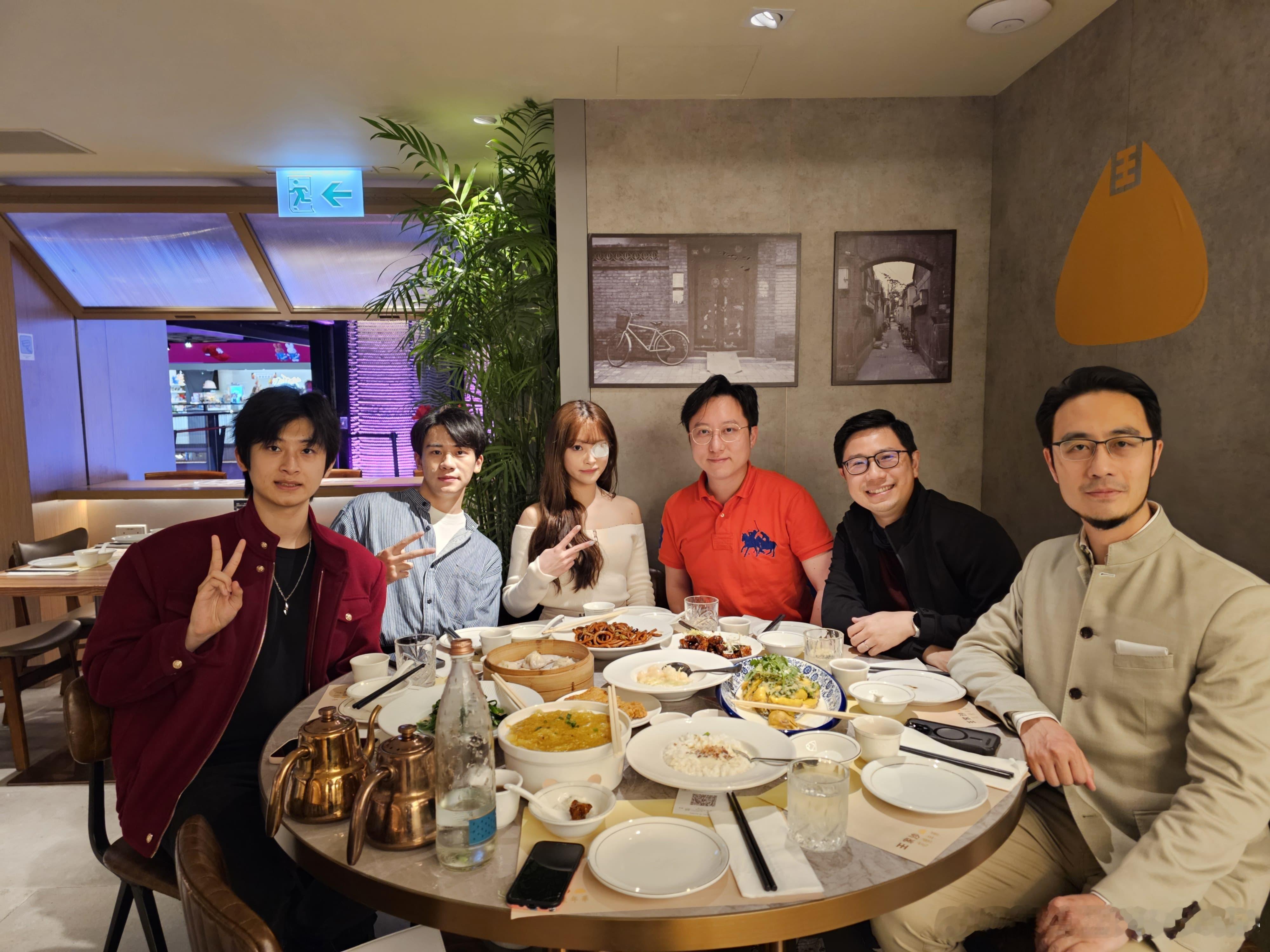 昨晚和太太组了“大湾区小分队”的晚饭，甚至把课题里的“被告”都邀请上了，也在百忙