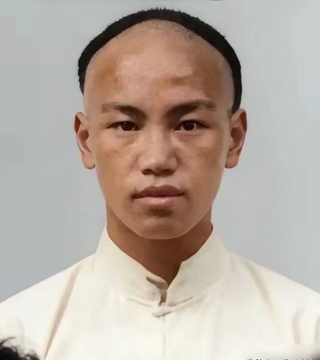 1911年，24岁的蒋介石还留着半头辫子。照片里，他穿着白立领褂子，眼神里还带着