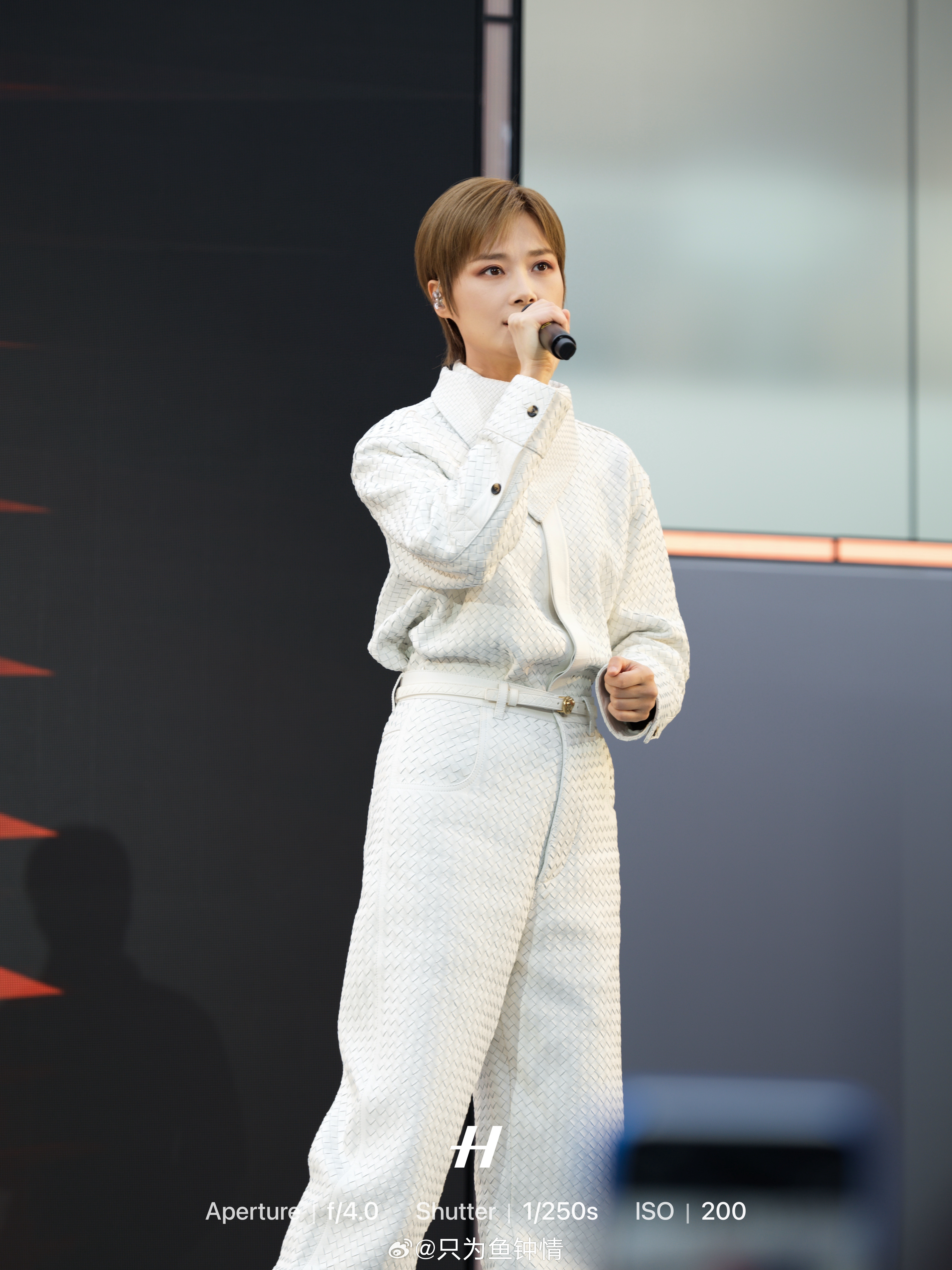 库克指了指李宇春欢呼鼓掌李宇春参加苹果50周年庆 苹果50周年庆现场，李宇春魅力