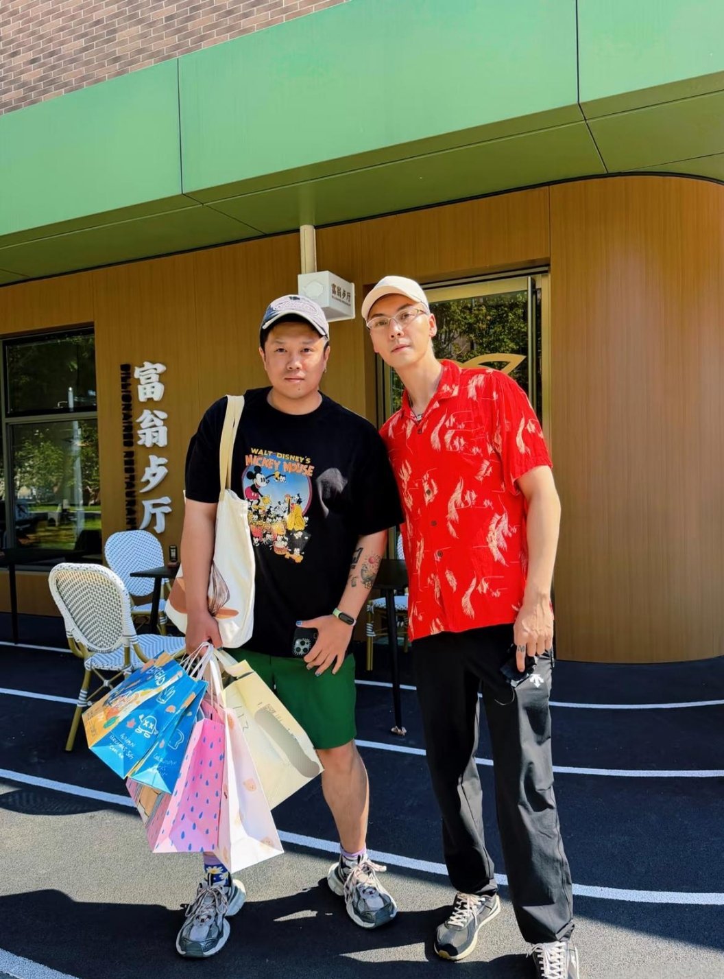陈伟霆携家人阿那亚度假，红色花衬衫很亮眼啊 ​​​
