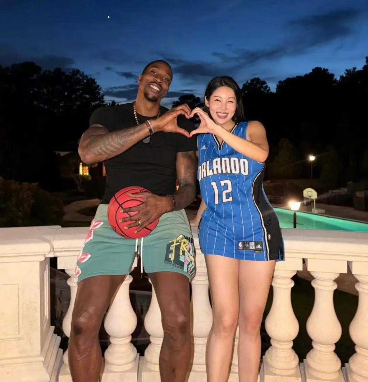 玩得开心！霍华德邀请韩国女网红家中做客！

前NBA球星霍华德邀请韩国女网红去自