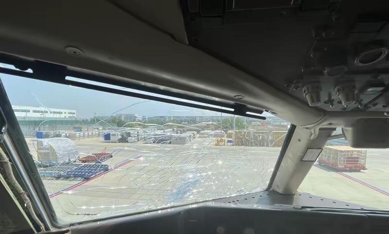 美防长专机空中发生事故 挡风玻璃破裂挂出紧急代码：美防长赫格塞斯返程途中，其专机