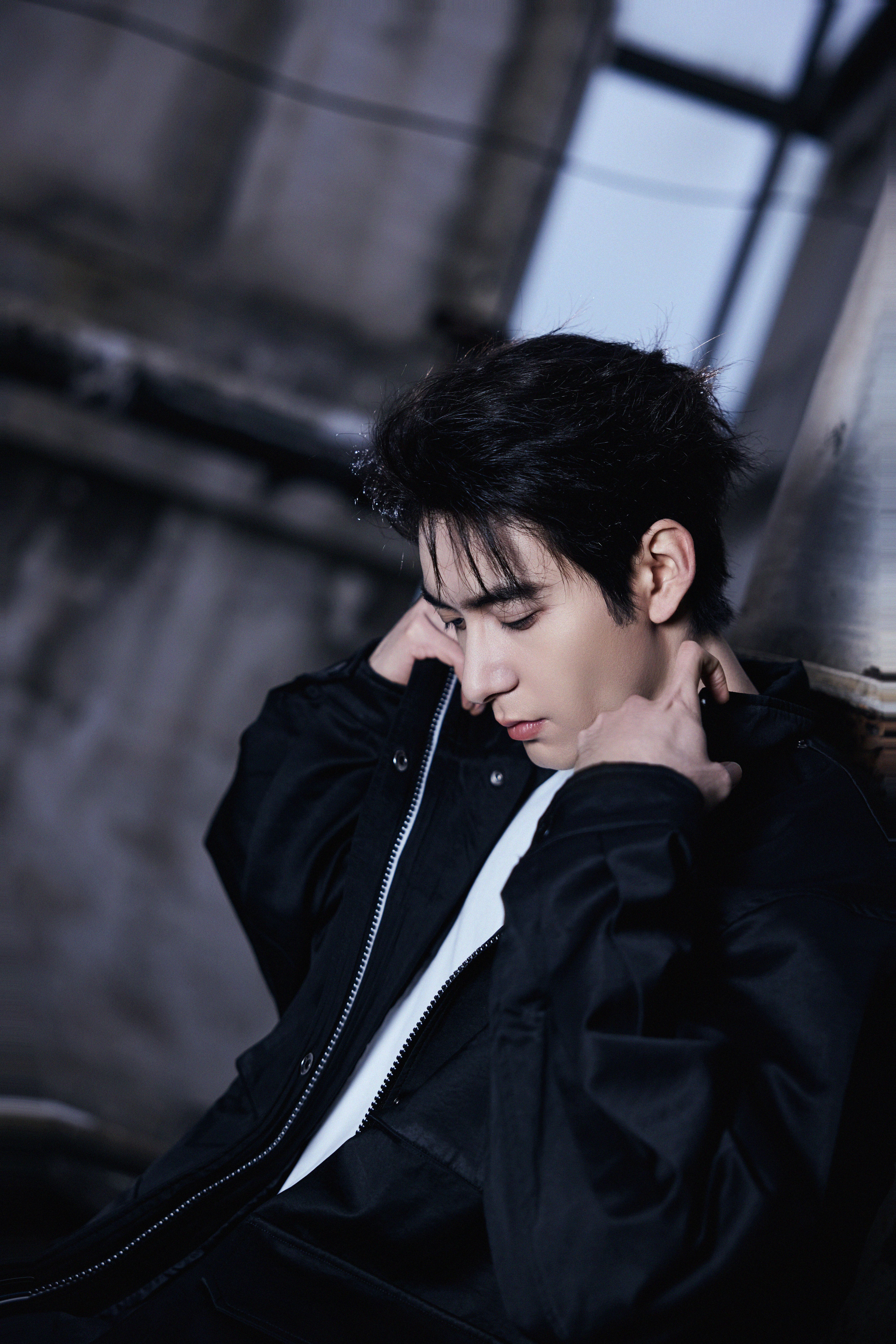 高挺的身形搭配冷冽的眼神，每一个动作都透着沉稳，帅气中带着生人勿近的压迫感，让人