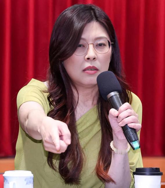 信错人了！
郑丽文狐狸嘴脸，
只谈和平不谈统一！


在郑丽文的和平口号里，
始