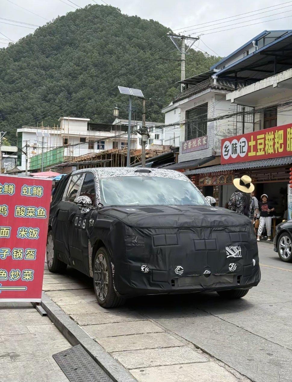 来喽来喽，感谢全网的粉丝“探子”，轮毂能看见点了，尾灯基本可以肯定会很宽大 ​​
