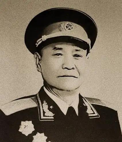 他被华北局和东北局调用，去东北当上四把手，职务级别断崖式调整。在1949年之时，