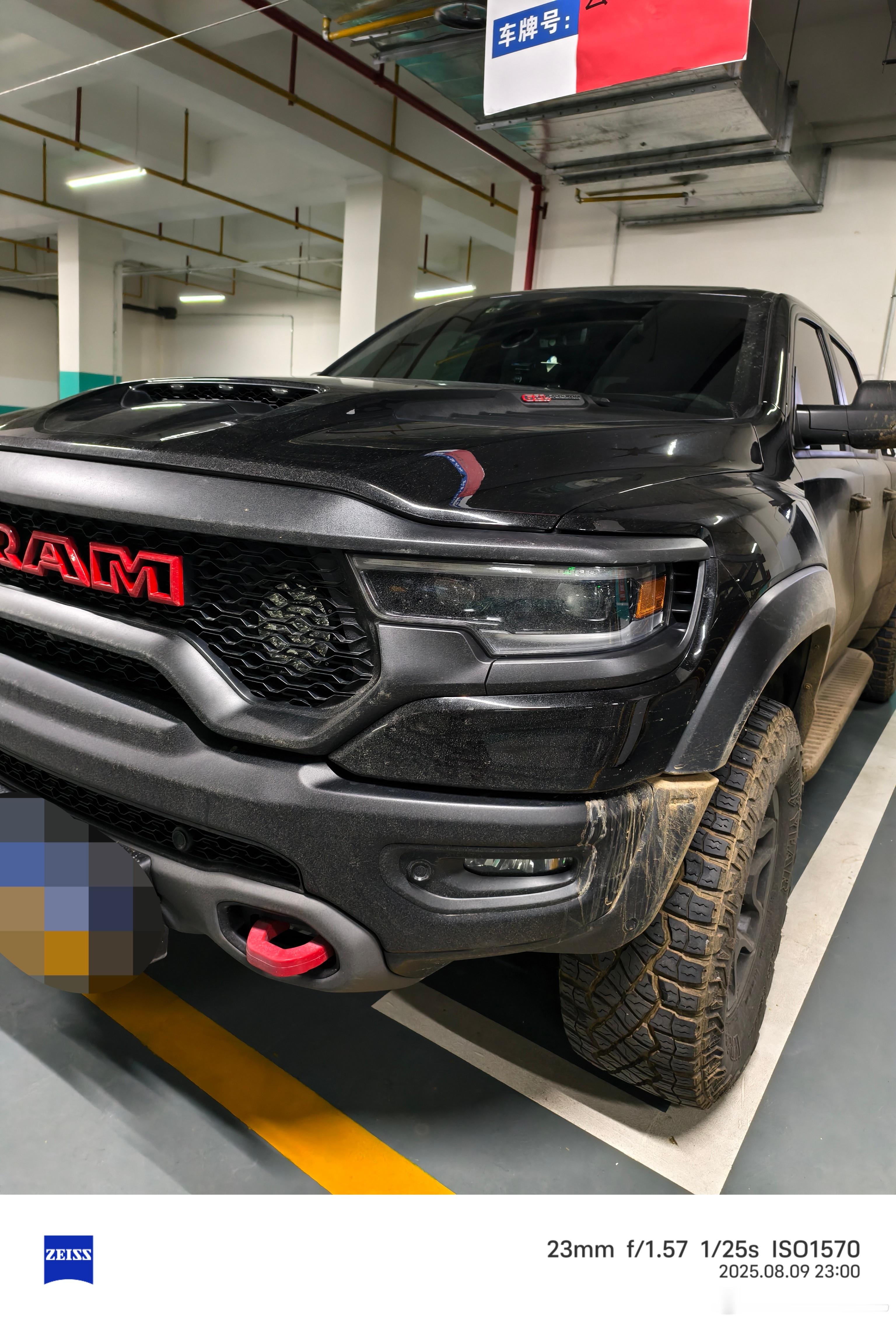 道奇霸王龙 ram 1500 trx，这种庞然巨物太少见了，库电梯间门口停了一台