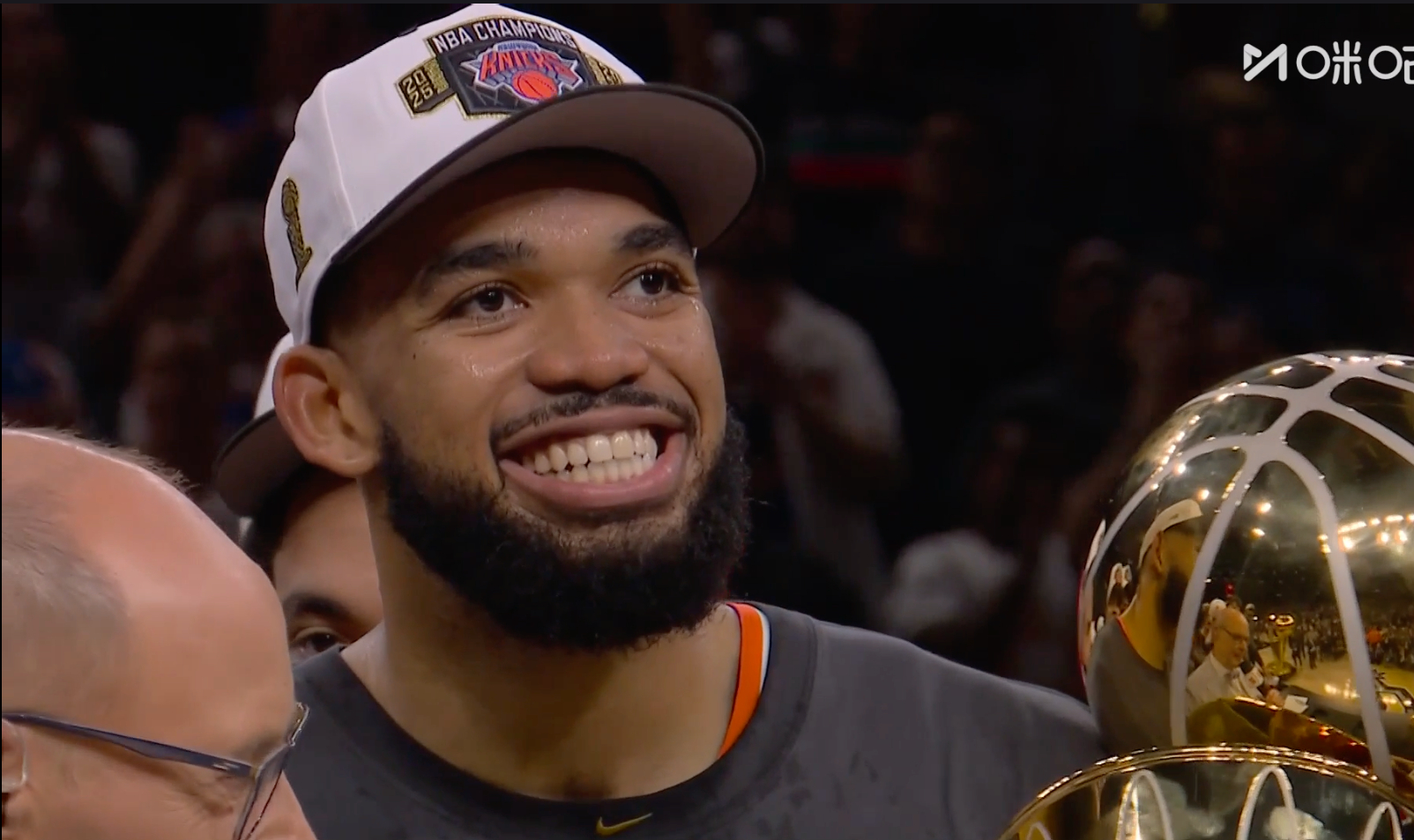 NBA#唐斯夺冠后感谢母亲#  唐斯：“妈妈，我为你赢得一座总冠军”#尼克斯时隔