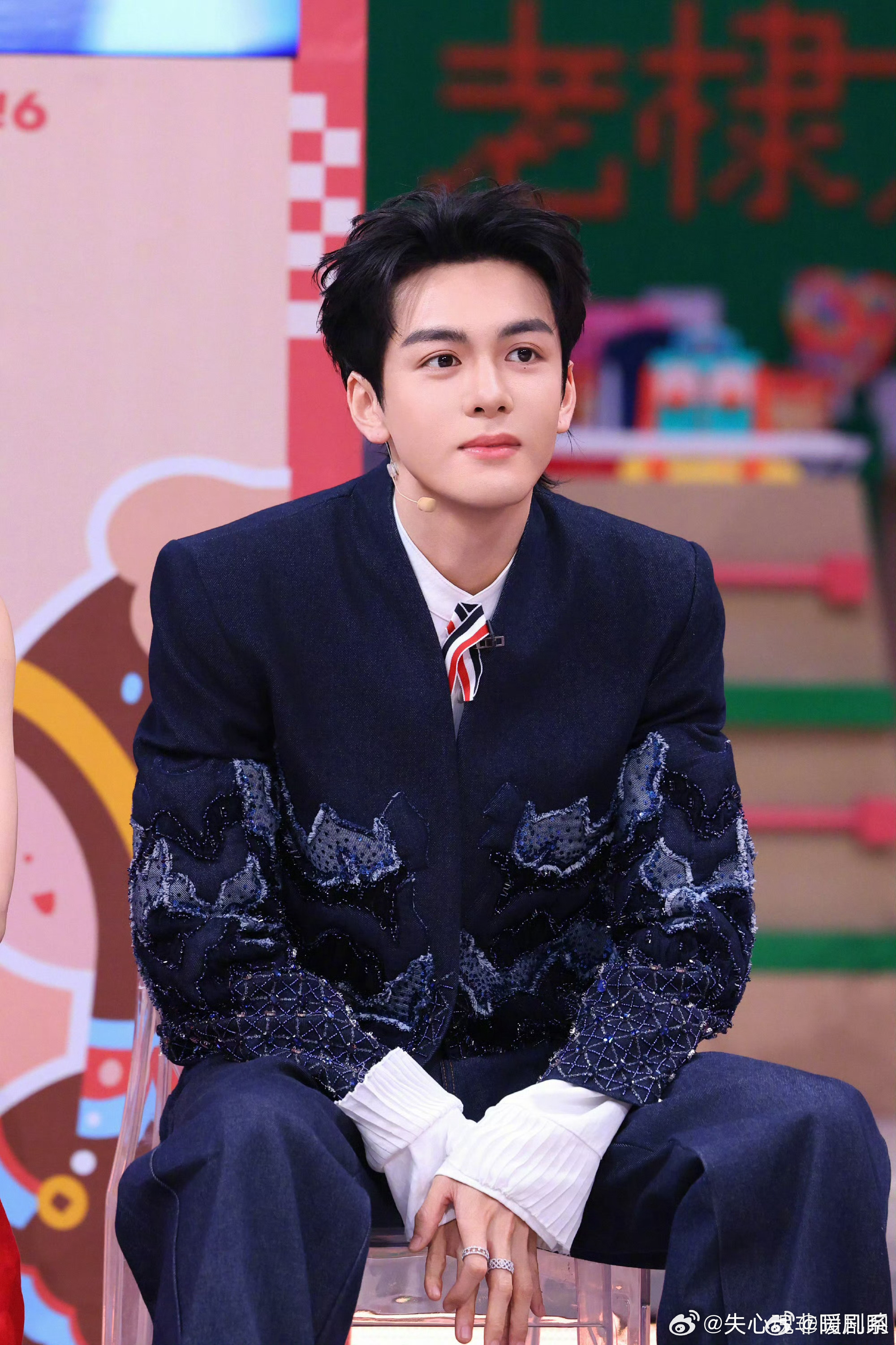 曾舜晞机场帮路人扶行李箱 曾舜晞在扶梯口看到路人行李箱摔地，直接返回弯腰扶好还帮