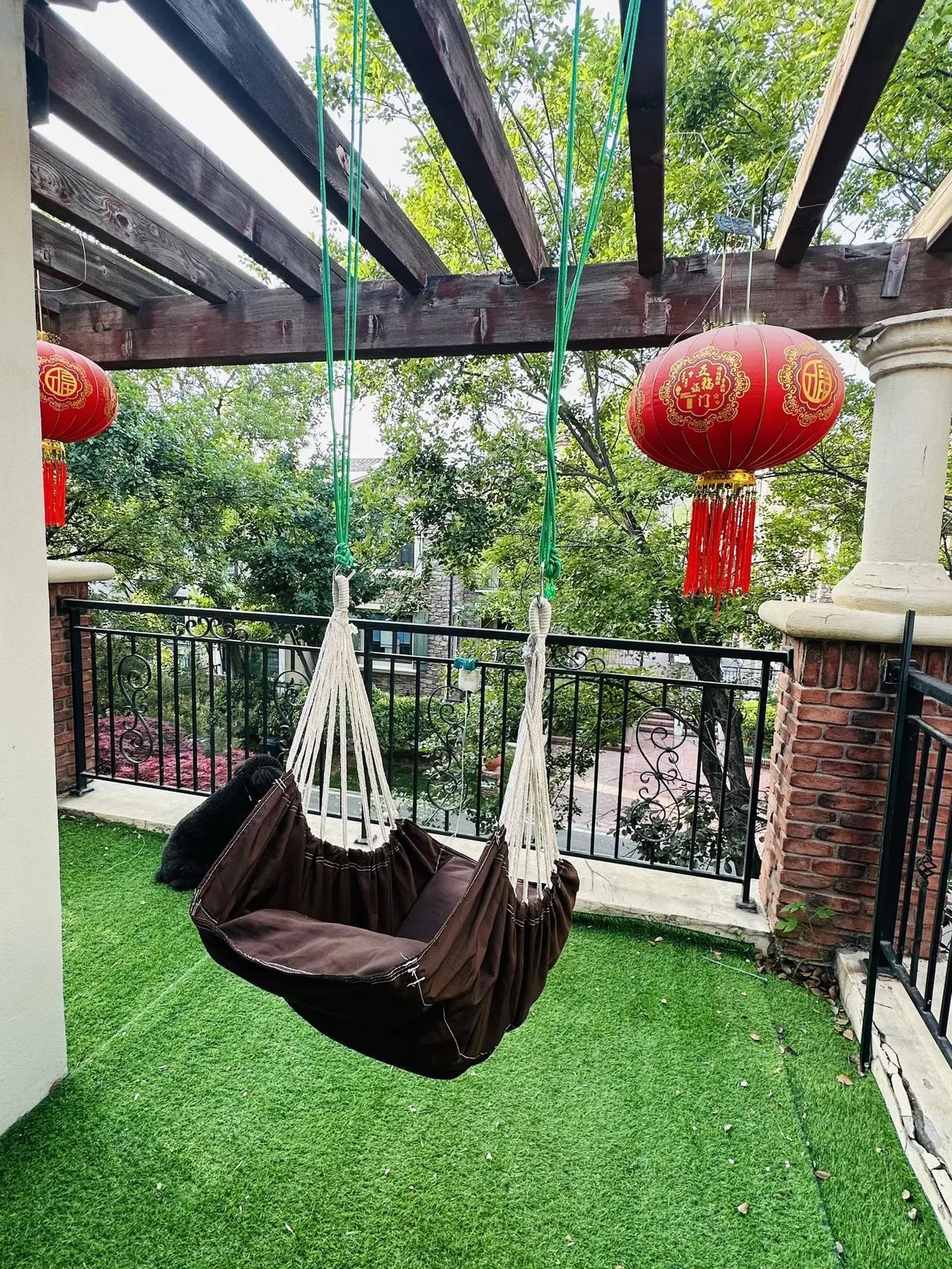 哈哈哈哈笑死我了😆，快瞅瞅俺老头给我整得秋千。我真怕一使劲这80×2.5的体重