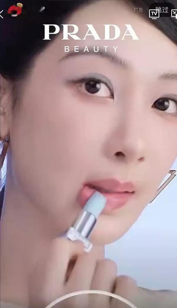 杨紫本来五官就不高级，画这蓝色眼影感觉更土了 ​​​