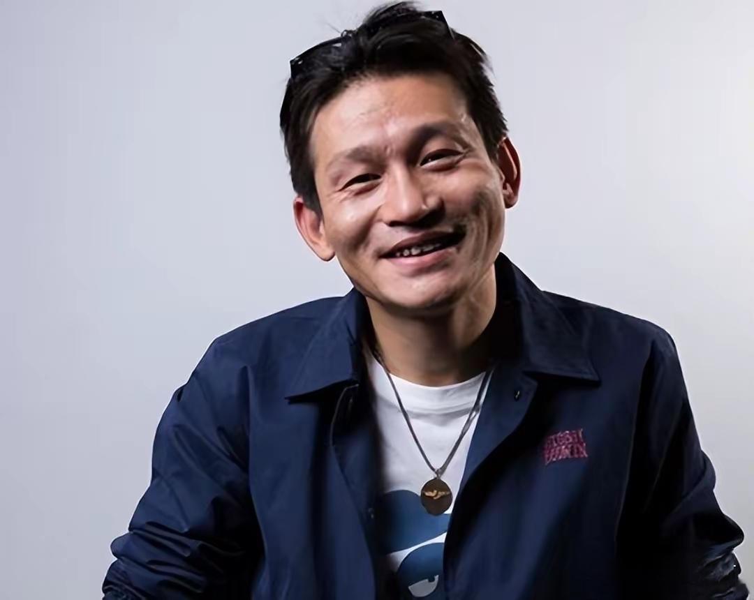 有一次，张艺谋问余皑磊："有个男三号，演不演？"他接了，结果没火。不久，张艺谋又