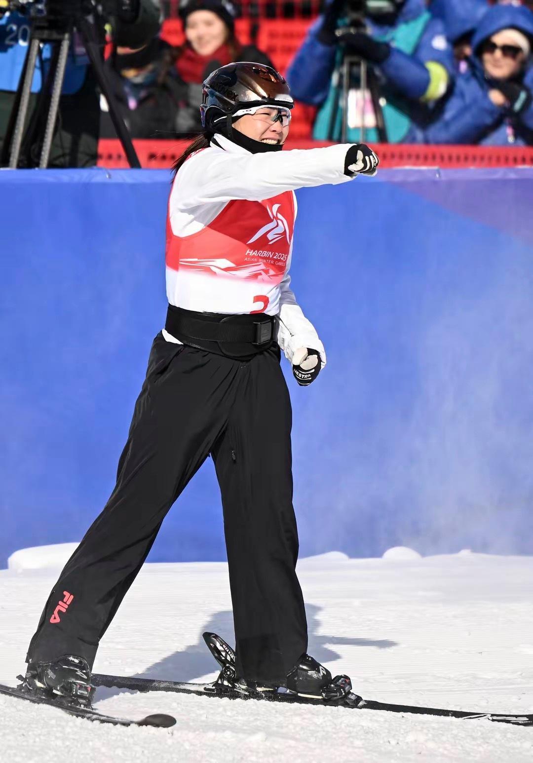 亚冬会  哈尔滨亚冬会自由式滑雪女子个人空中技巧决赛中，中国选手徐梦桃、陈雪铮包