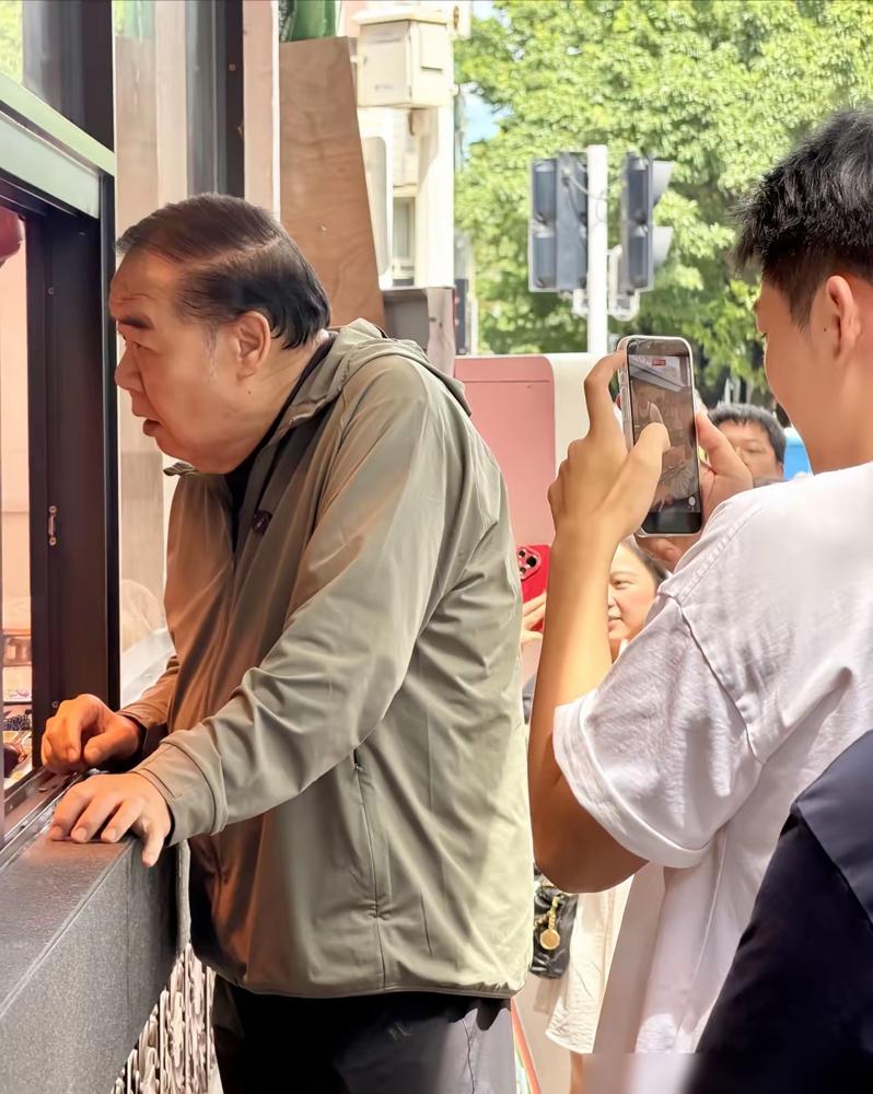 75岁的郑则仕在汕头老家排队买卤鹅，没人认出来，他瘦了整整70斤。 
照片里他穿