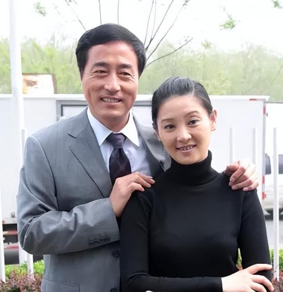 1987年，杨立新在最穷的时候，把徐帆接到北京“养”了三年，为了“养好”徐帆，杨