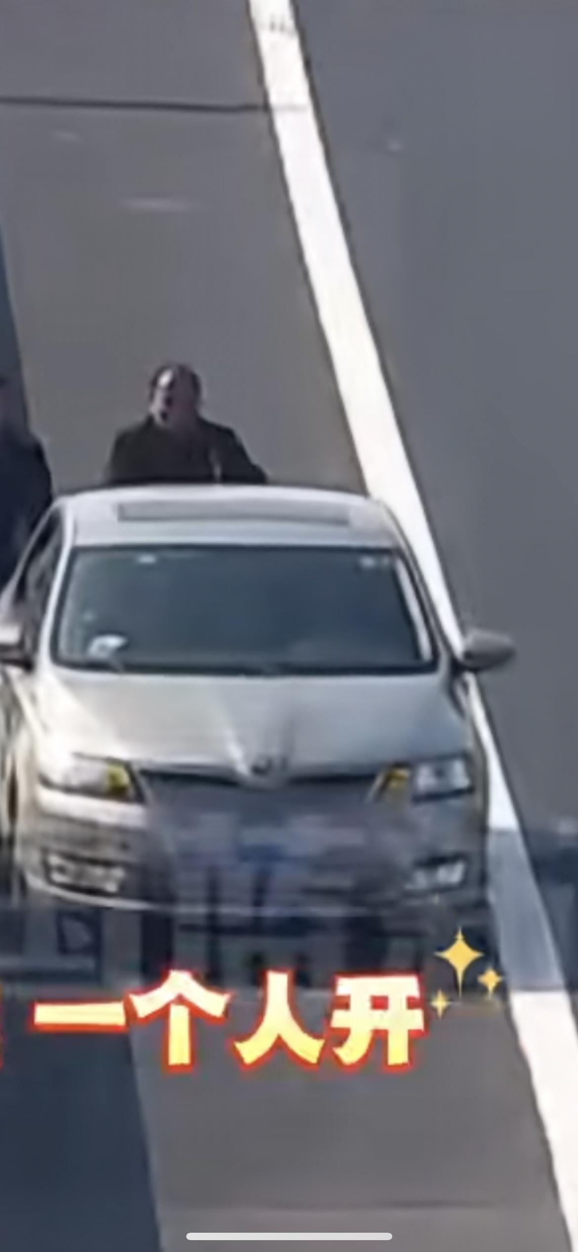 使不完的牛劲！车在高速没油了，乘客直接下车，在应急车道推车去加油站。司机称这是下