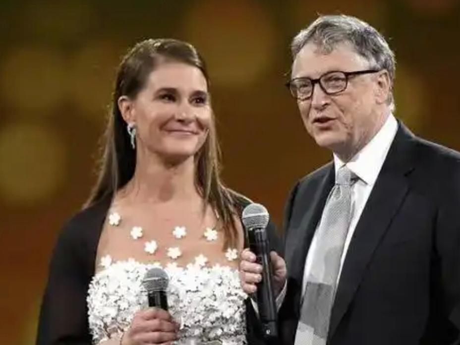 盖茨前妻接受采访时说“非常痛苦的回忆”
此时此刻的盖茨深陷花柳疑云
她只能说这么