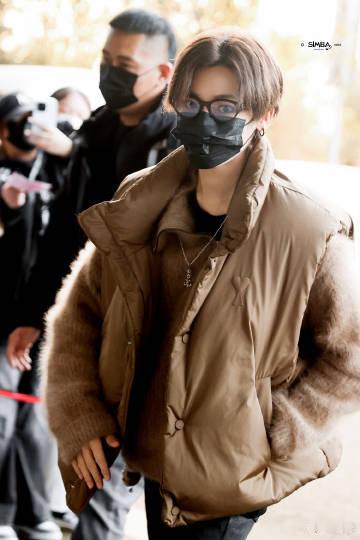 侯明昊轻轻挥手的那一刻，简直是温柔的化身！看他做任何小动作，心脏都跟着跳动，苏感