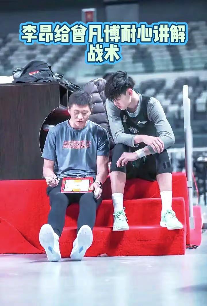 李昂给曾凡博耐心讲解战术