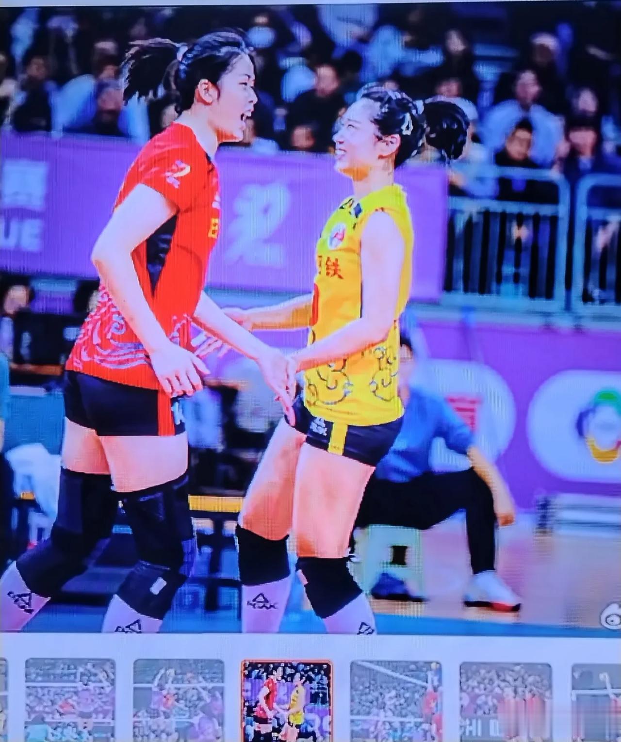 天津女排主场，球员闪亮登场时，球迷呼声最高的人，不是土耳其超级外援巴尔加斯，也不