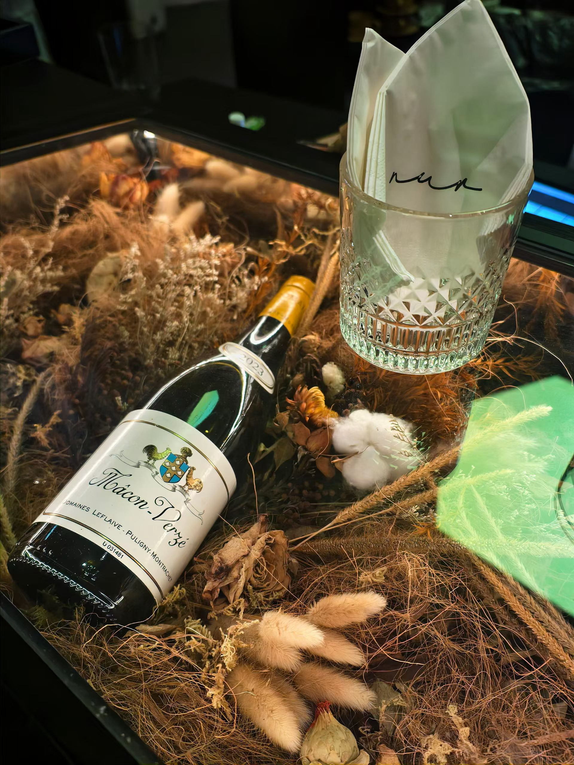 听说最近挺红的早C晚A，有点异域风情，还有一面湖景大窗。店内灯光不太酒吧，应该白