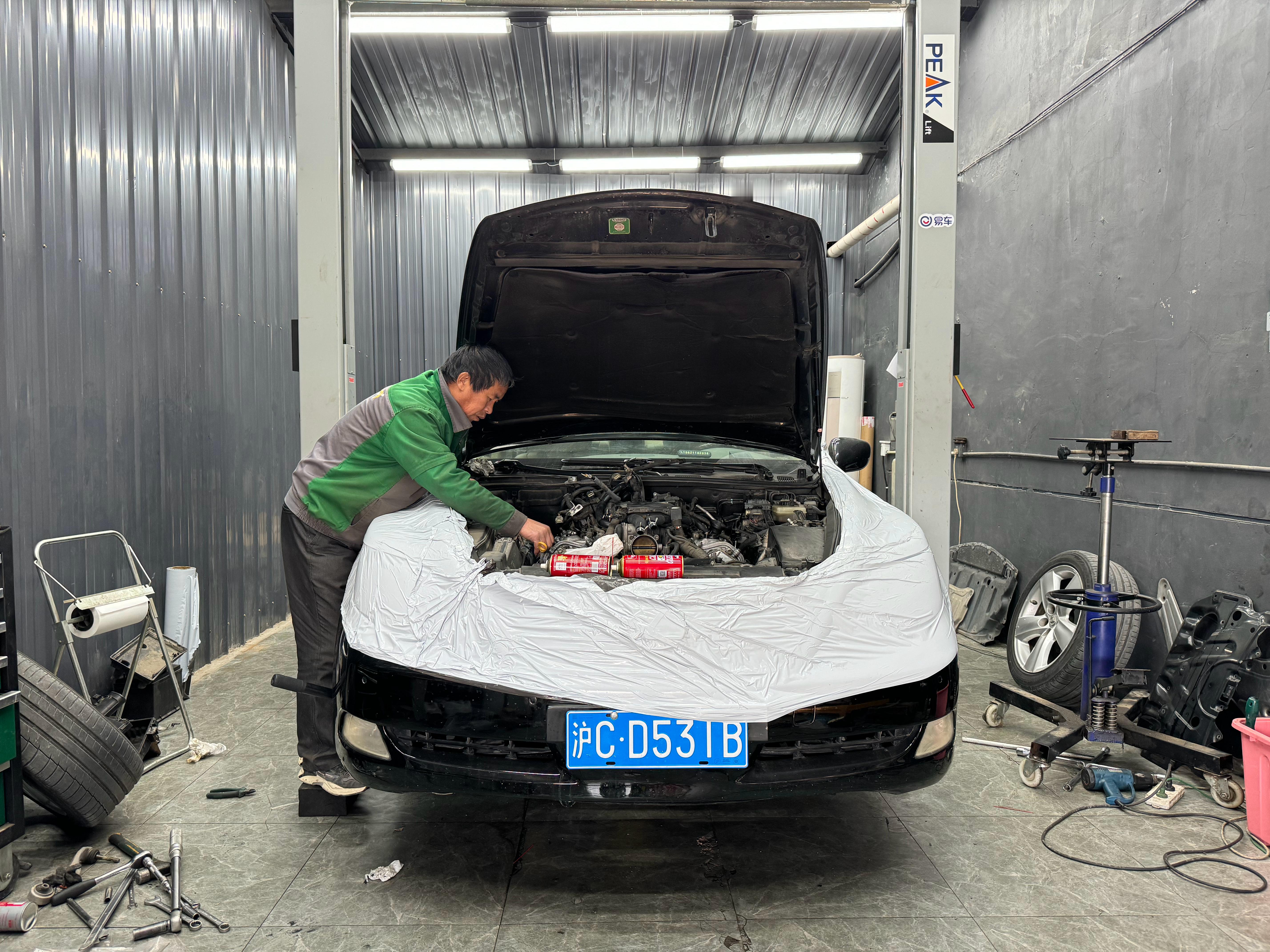 还是收拾自己的LS460L得劲儿，今天把气门室盖换掉的时候，机器内部一片亮堂堂的