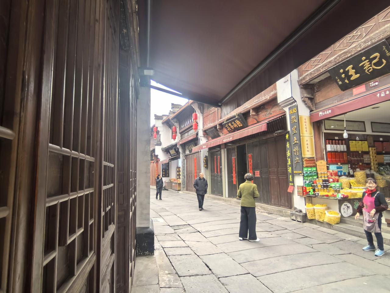 【热评】银行系统错误索赔200万合理吗
系统错误致欠款千万亿 男子索赔200万