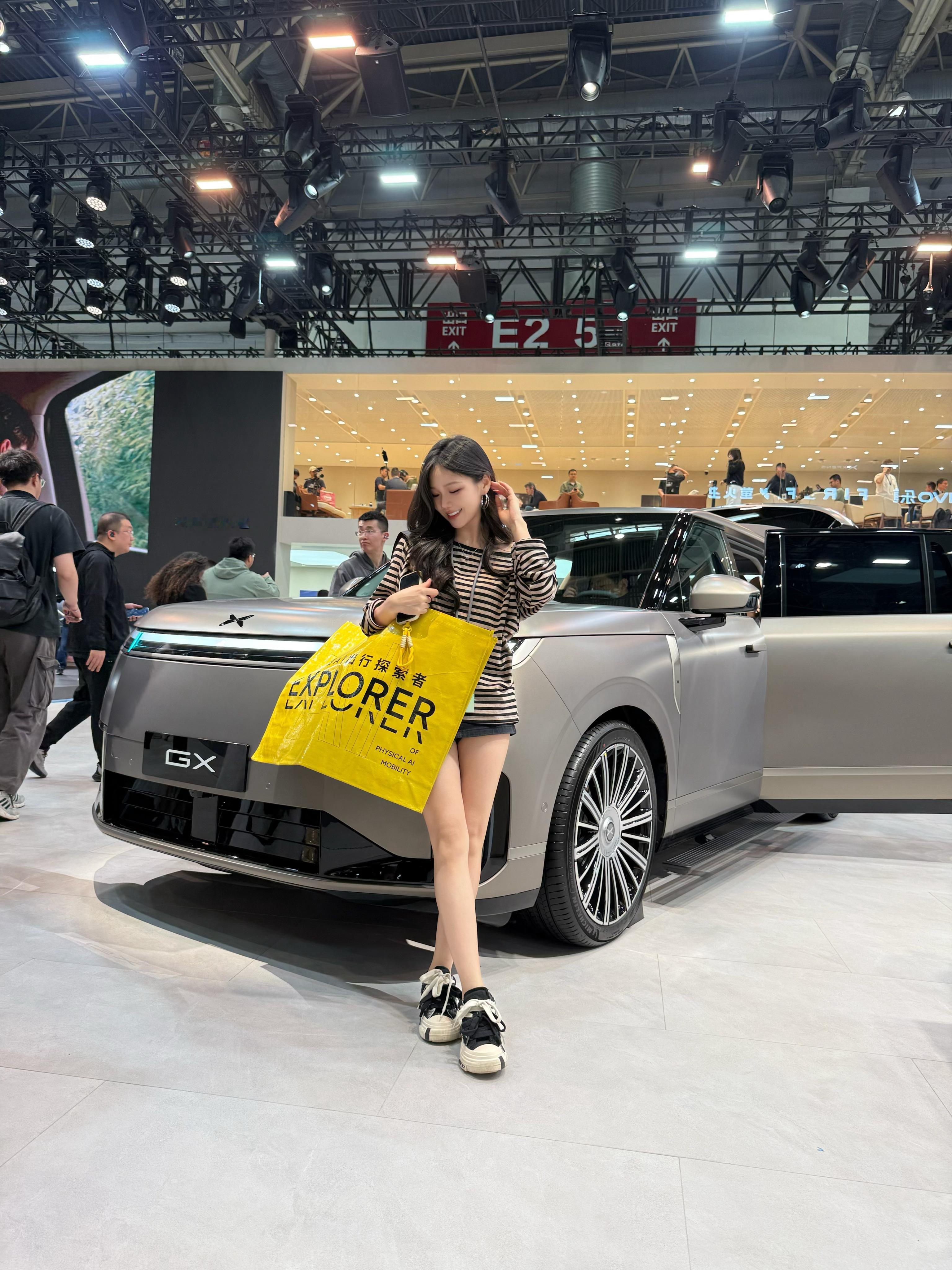 来展台看小鹏GX啦小鹏GX我已经拍过了，但是依旧喜欢来看看得我真心动了小鹏物理A