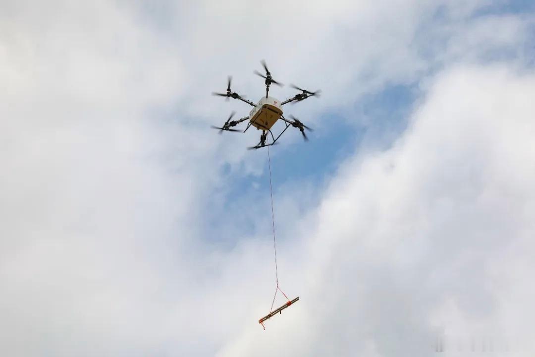 AR-E800有效载重达320kg，单机单日运输量可达14t，拥有4800m高海