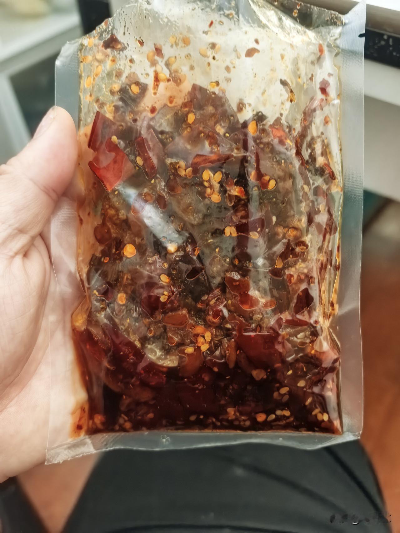 真的很不爱吃四川的冷吃兔。好吃是好吃，用料也很多，但是可吃的部分太少，而且骨头还