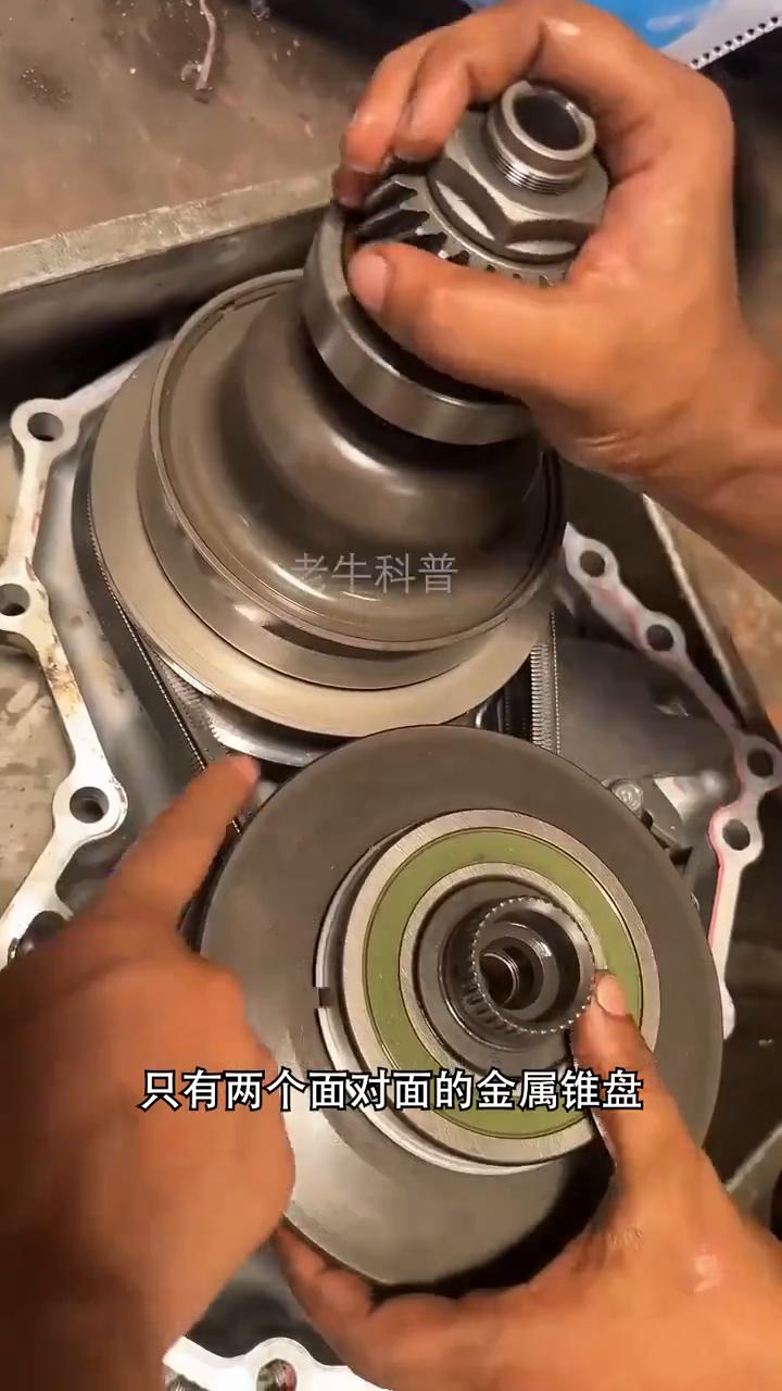 老牛科普。
为什么两个倒扣的塑料漏斗中间套根橡皮筋就能让汽车工程师研究了一百年？