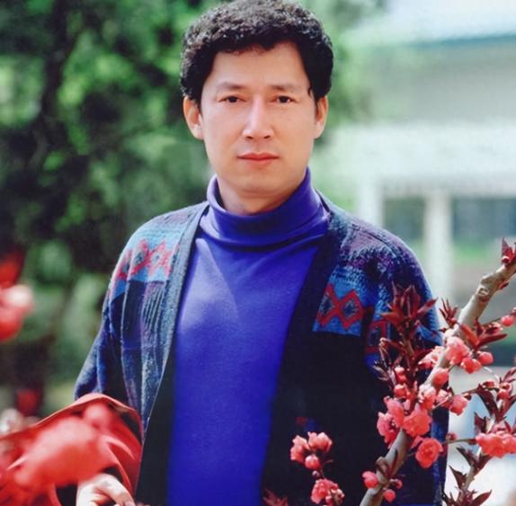 “她比我大40岁！晚上睡在我旁边的时候，我浑身都起鸡皮疙瘩。”1993年，这个继